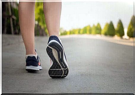 Walking is an ideal sport if your knees hurt.