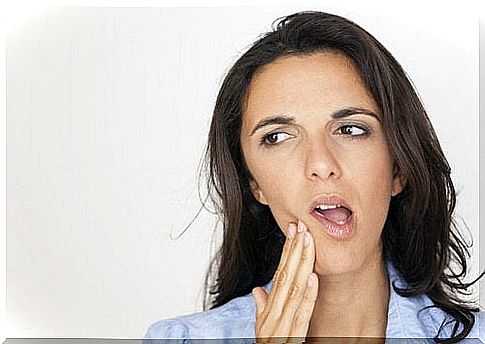 symptoms in the mouth that may indicate a health problem: pain in the jaw
