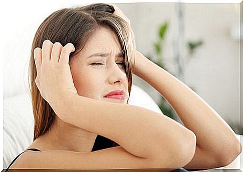 woman with migraine 