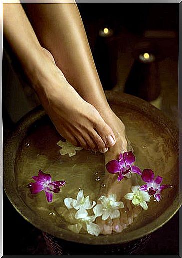 foot baths with plants to combat foot odor