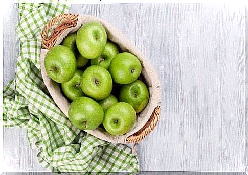 basket of green apples for a delicious salad 