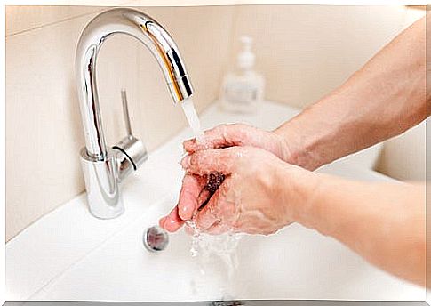 washing your hands with liquid soap