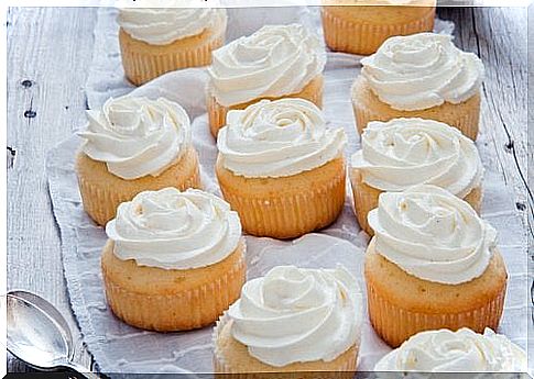 Cover the cakes with decorative cream
