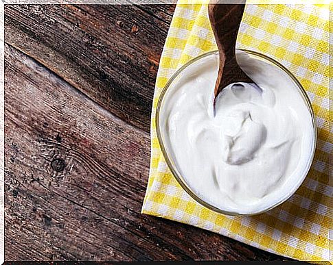 Plain yogurt helps fight love handles.