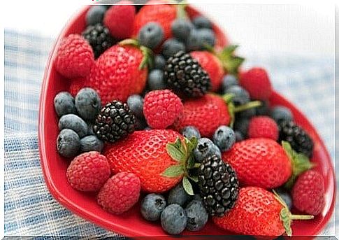 Red fruits promote a flat stomach.